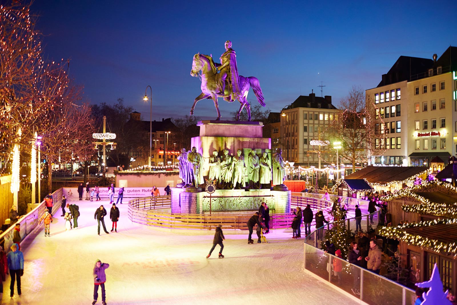 Freiluft-Eisbahn auf dem Weihnachtsmarkt "Heimat der Heinzel" in der Kölner Altstadt