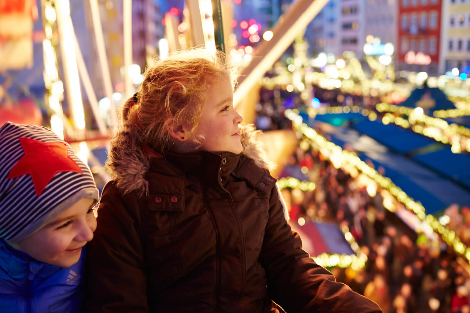 Kinder auf dem Weihnachtsmarkt 'Heimat der Heinzel' in der Kölner Altstadt