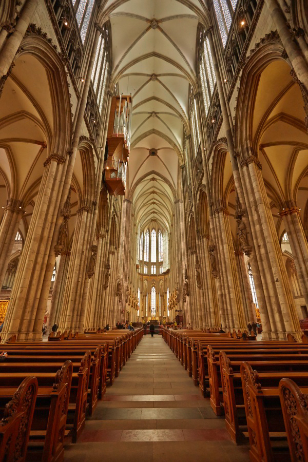 Innenansicht vom Mittelschiff des Kölner Doms.