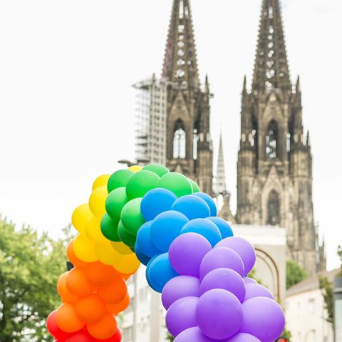 ColognePride: Luftballon-Regenbogen vor dem Kölner Dom ©Jörg Brocks, KölnTourismus GmbH