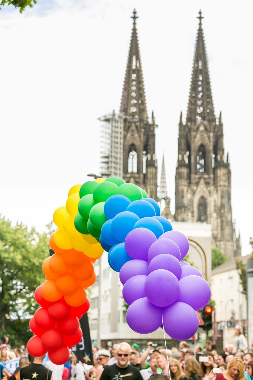 Ein Luftballon-Regenbogen vor dem Kölner Dom.