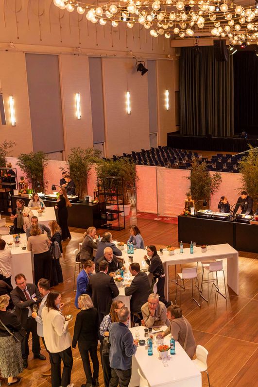 Das Bild zeigt den Catering Bereich im Gürzenichsaal aus der Vogelperspektive. Es herrscht reges Treiben. 