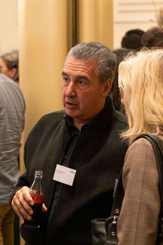 Drei Personen stehen im Foyer vom Gürzenich und unterhalten sich.