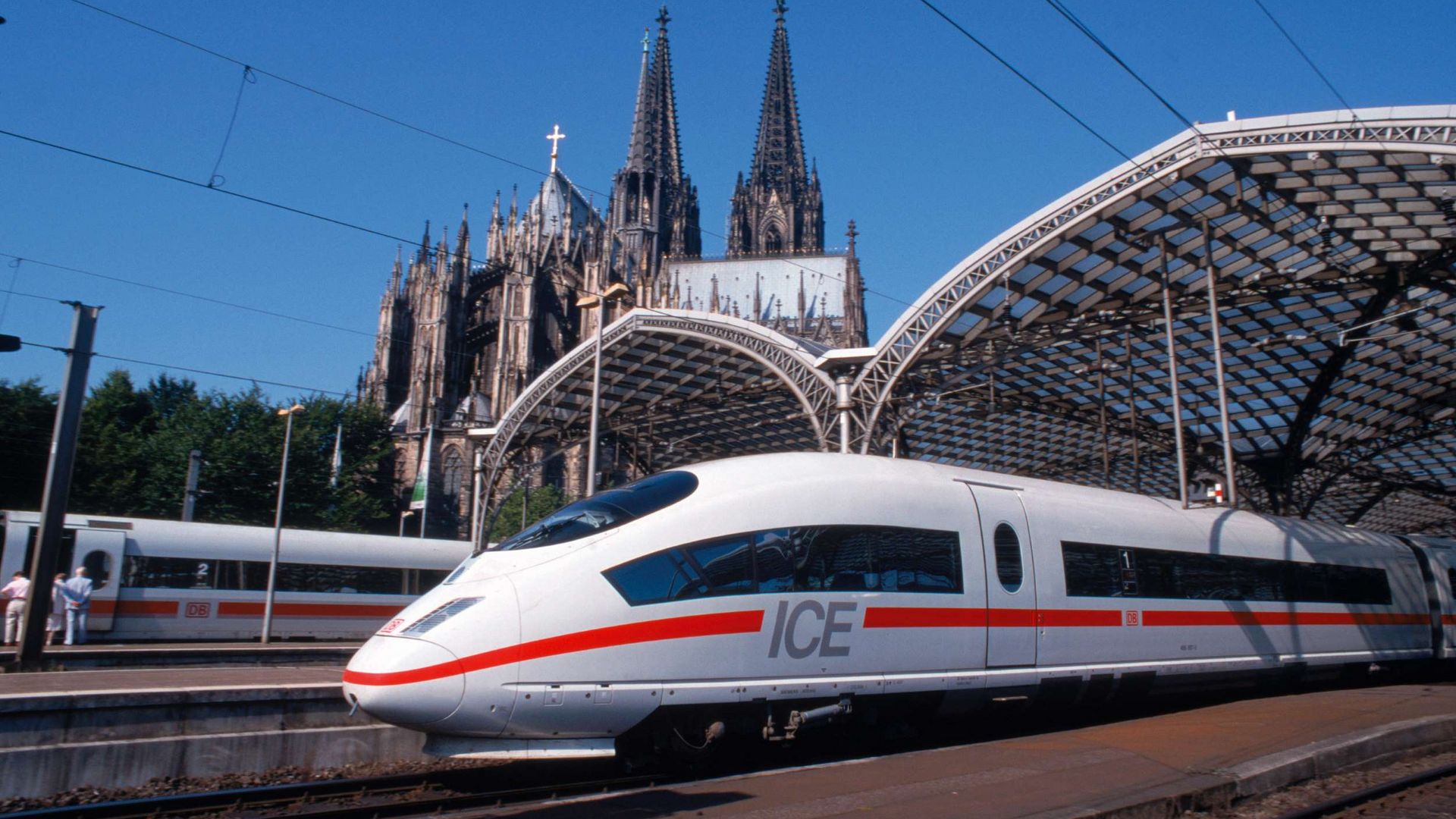 Ein ICE Zug fährt aus dem Kölner Hauptbahnhof ab. Im Hintergrund ist der Kölner Dom zu sehen.