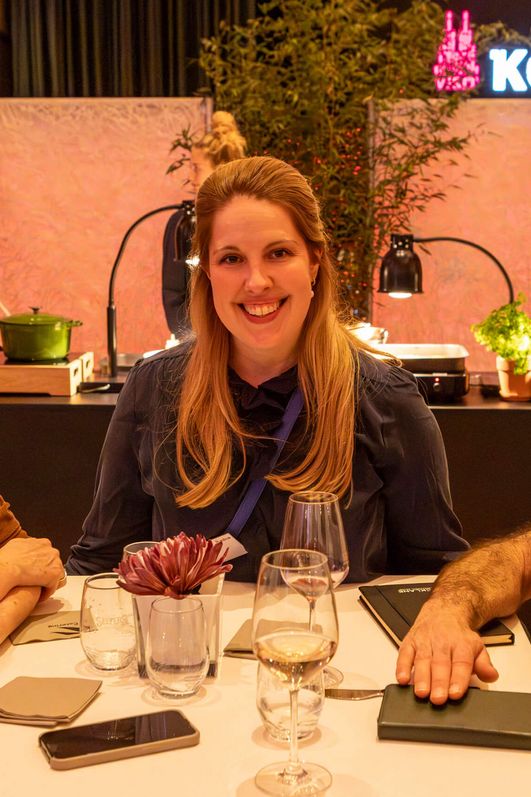 Drei Personen lächeln in die Kamera.