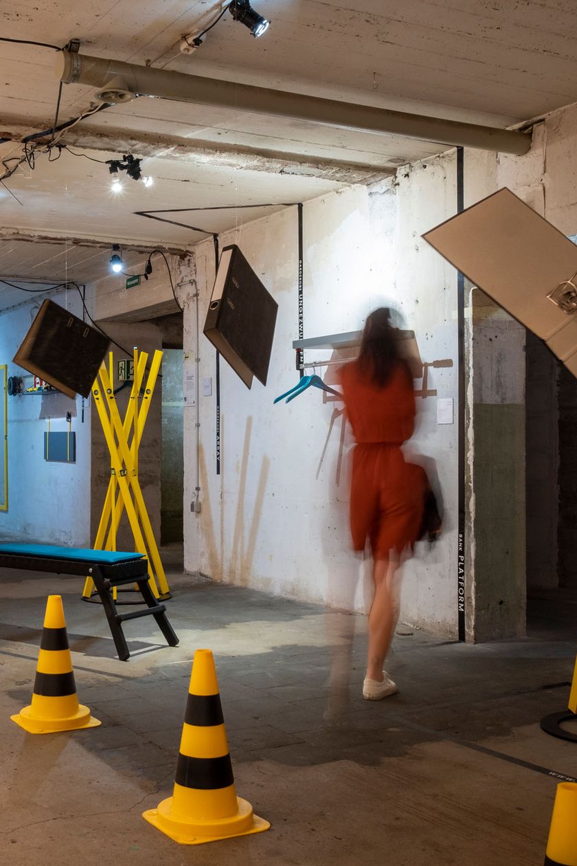Ein unterirdischer industrieller Raum mit Betonwänden. Verteilt im Raum befinden sich abstrakte Kunstinstallationen.