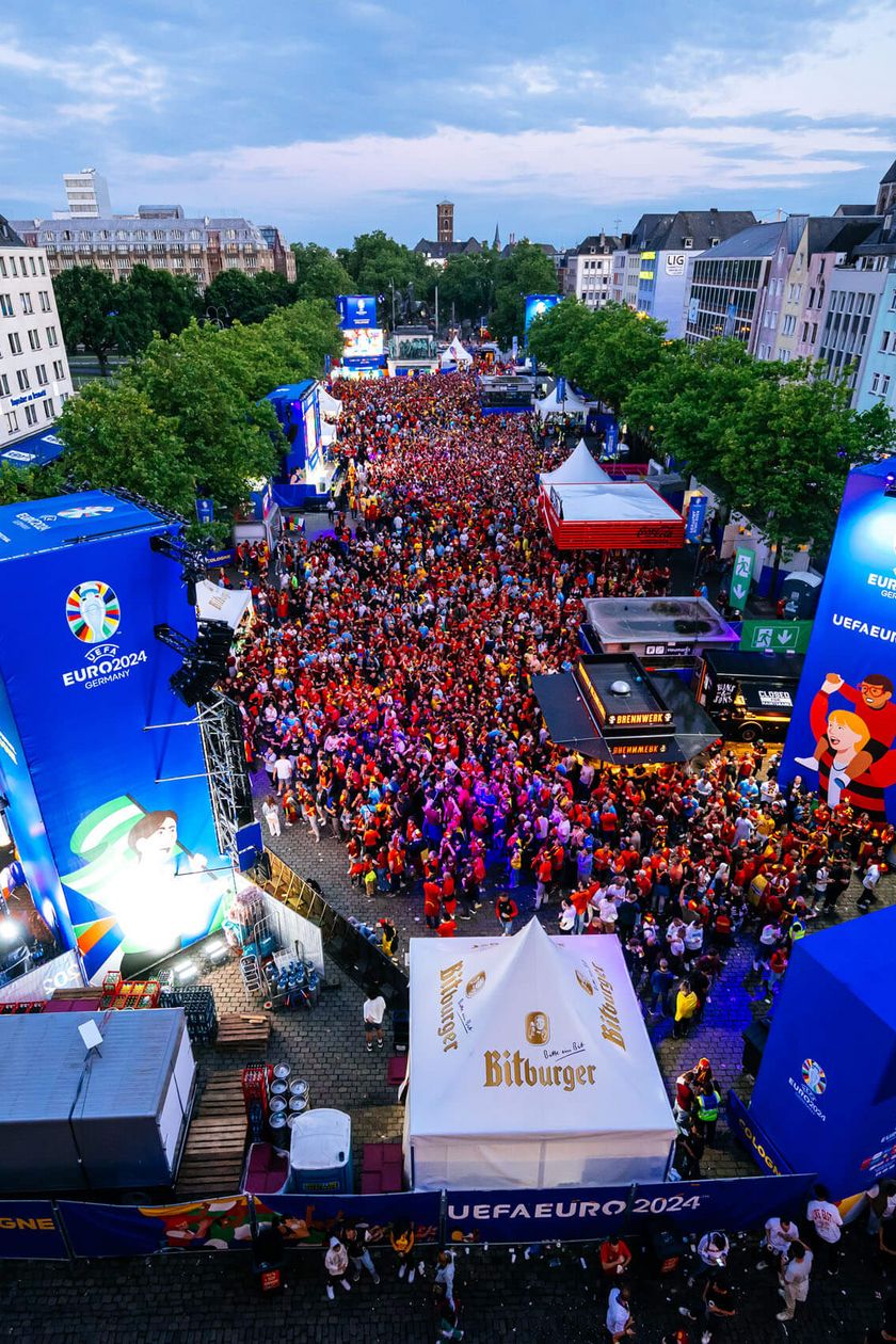 Die Kölner Altstadt mit großer Bühne und Festival-Aufbau aus der Vogelperspektive. 