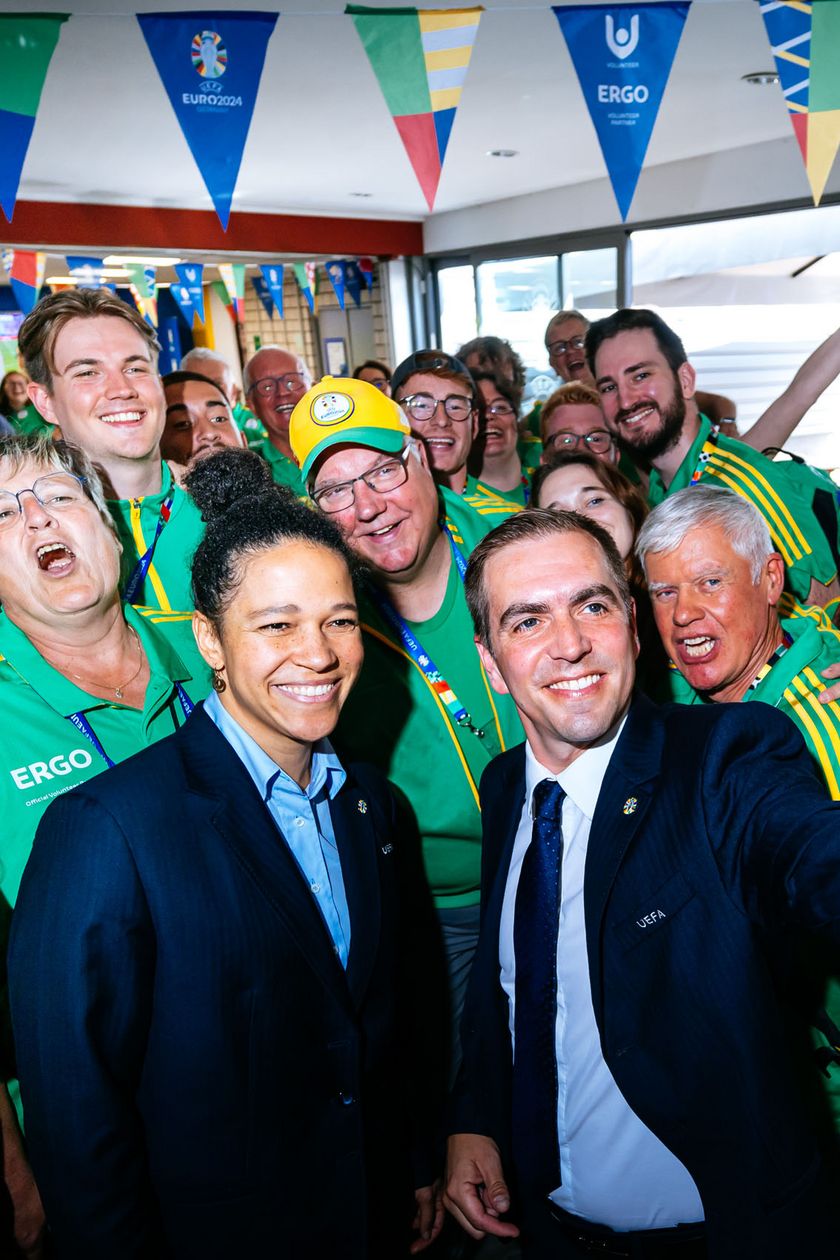 Eine Gruppe von Menschen macht ein Selfie. 