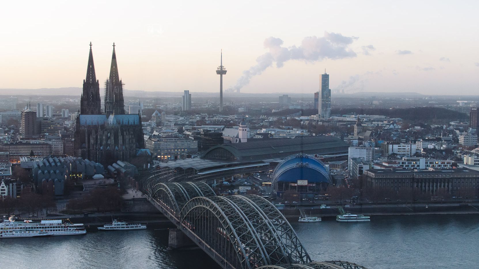 Köln von oben: Blick auf den Kölner Dom und die Hohenzollernbrücke.
