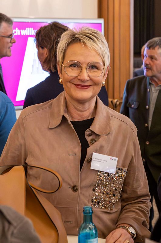 Frau Dr. Döll-König lächelt in die Kamera.