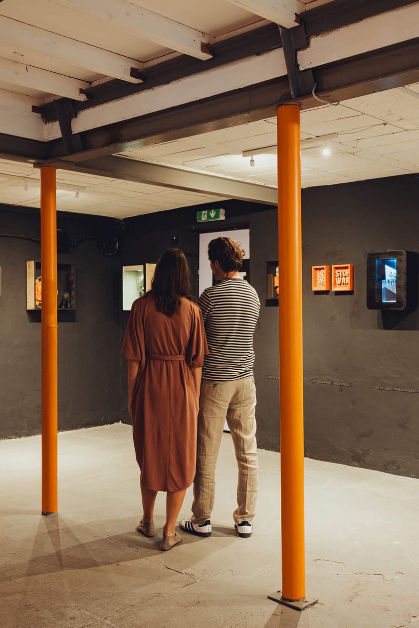Zwei Personen schauen sich abstrakte Kunst an.